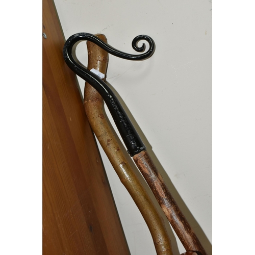 387 - A GROUP OF VINTAGE WALKING STICKS, comprising of approximately thirteen wooden novelty canes/swagger... 