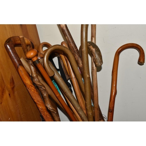 387 - A GROUP OF VINTAGE WALKING STICKS, comprising of approximately thirteen wooden novelty canes/swagger... 