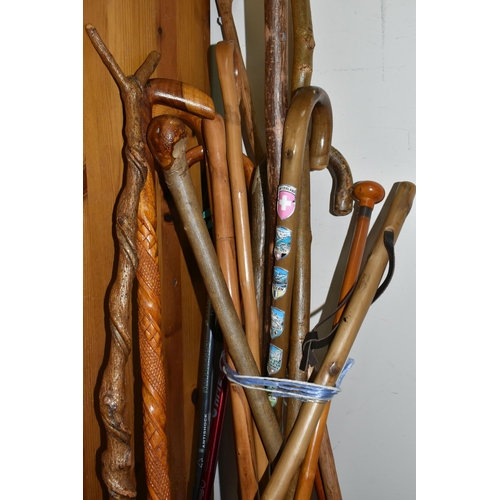 387 - A GROUP OF VINTAGE WALKING STICKS, comprising of approximately thirteen wooden novelty canes/swagger... 