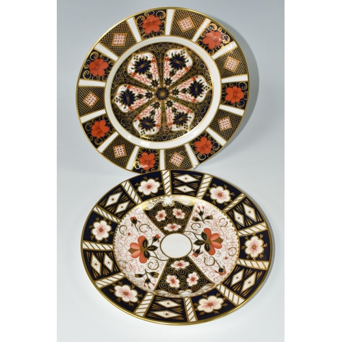 400 - A GROUP OF ROYAL CROWN DERBY, comprising an Imari 1128 tea plate, diameter 21.5cm, an Imari 2451 tea... 