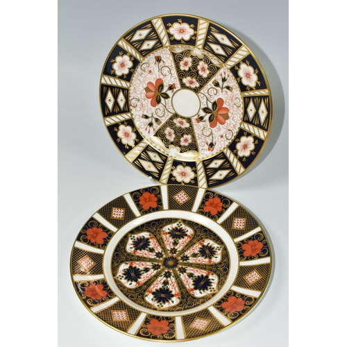 400 - A GROUP OF ROYAL CROWN DERBY, comprising an Imari 1128 tea plate, diameter 21.5cm, an Imari 2451 tea... 