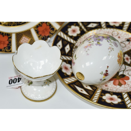 400 - A GROUP OF ROYAL CROWN DERBY, comprising an Imari 1128 tea plate, diameter 21.5cm, an Imari 2451 tea... 