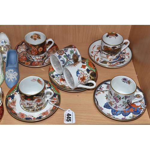 445 - A GROUP OF CERAMIC COFFEE WARE AND DECORATIVE SHOES, to include six Spode Imari Collection coffee ca... 