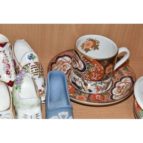 445 - A GROUP OF CERAMIC COFFEE WARE AND DECORATIVE SHOES, to include six Spode Imari Collection coffee ca... 