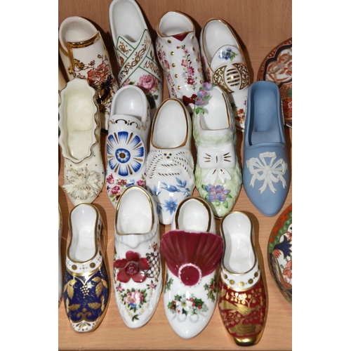 445 - A GROUP OF CERAMIC COFFEE WARE AND DECORATIVE SHOES, to include six Spode Imari Collection coffee ca... 