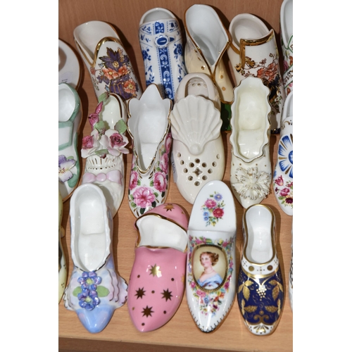 445 - A GROUP OF CERAMIC COFFEE WARE AND DECORATIVE SHOES, to include six Spode Imari Collection coffee ca... 