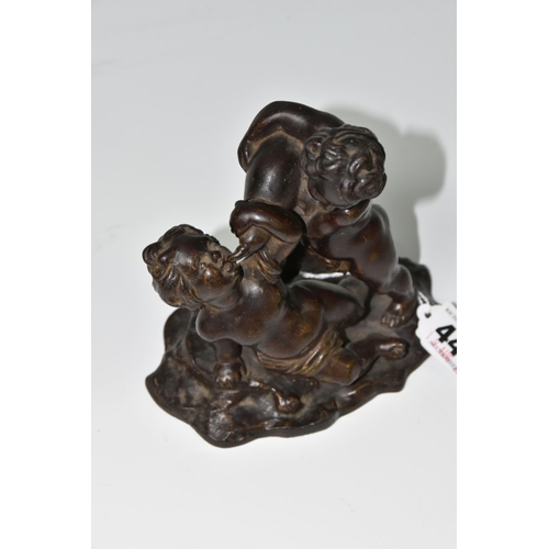 447 - A SMALL BRONZE BACCHANALIAN FIGURE GROUP, depicting two playful cherubs, height 14cm x width 14cm (1... 