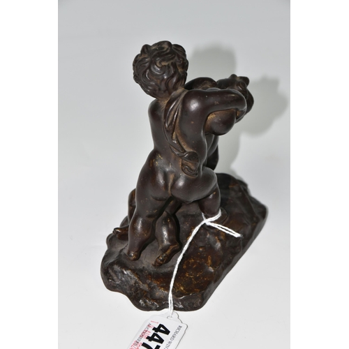 447 - A SMALL BRONZE BACCHANALIAN FIGURE GROUP, depicting two playful cherubs, height 14cm x width 14cm (1... 