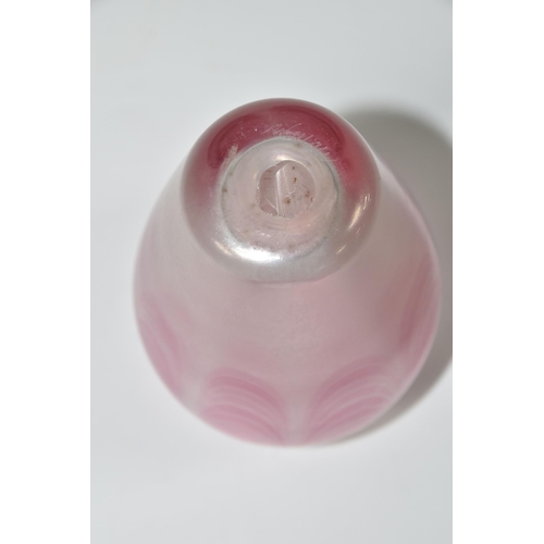 448 - A SANDERS AND WALLACE ART GLASS VASE, hand blown pink trailed lustre glass design, height 14.5cm, en... 