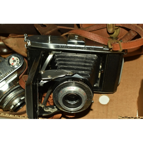 499 - A BOX OF THREE VINTAGE CAMERAS AND ACCCESSORIES to include a Voigtlander Vitomatic I, a Kershaw Curl... 