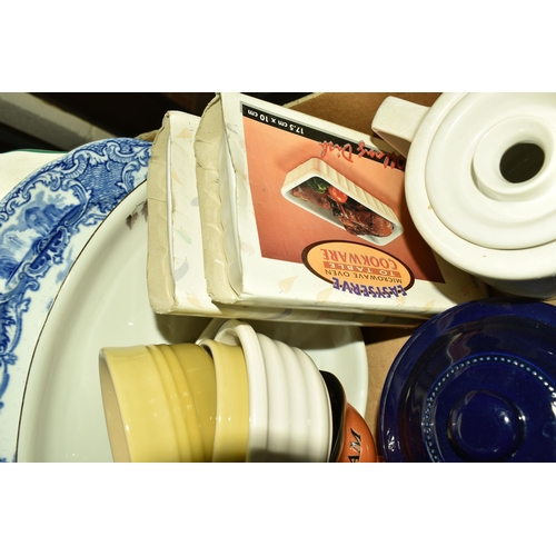 527 - FIVE BOXES AND LOOSE CERAMIC AND GLASS KITCHEN WARE to include a four person breakfast set of Royal ... 