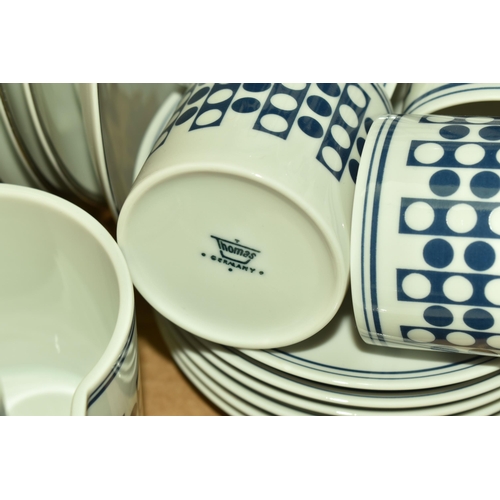 527 - FIVE BOXES AND LOOSE CERAMIC AND GLASS KITCHEN WARE to include a four person breakfast set of Royal ... 