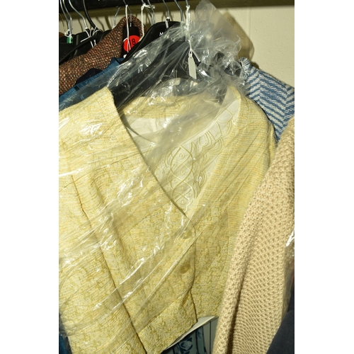 529 - A QUANTITY OF LOOSE MOSTLY WOMEN'S CLOTHING AND ACCESSORIES comprising assorted jumpers, vintage jac... 