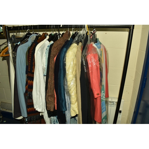 529 - A QUANTITY OF LOOSE MOSTLY WOMEN'S CLOTHING AND ACCESSORIES comprising assorted jumpers, vintage jac... 