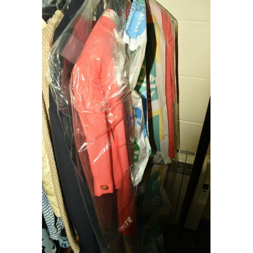 529 - A QUANTITY OF LOOSE MOSTLY WOMEN'S CLOTHING AND ACCESSORIES comprising assorted jumpers, vintage jac... 