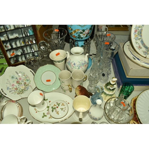 539 - A GROUP OF ASSORTED CERAMICS FROM NAMED MANUFACTURERS to include four Royal Doulton Darjeeling tea c... 