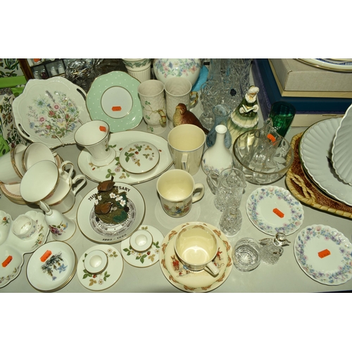 539 - A GROUP OF ASSORTED CERAMICS FROM NAMED MANUFACTURERS to include four Royal Doulton Darjeeling tea c... 