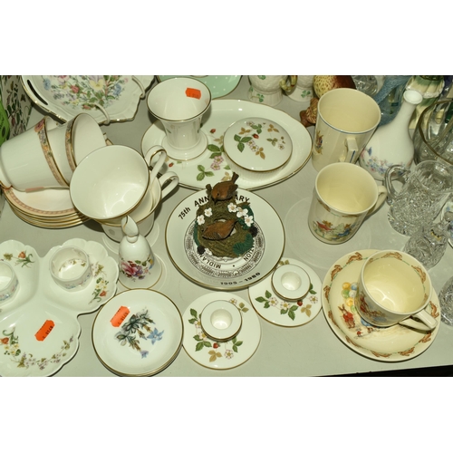 539 - A GROUP OF ASSORTED CERAMICS FROM NAMED MANUFACTURERS to include four Royal Doulton Darjeeling tea c... 