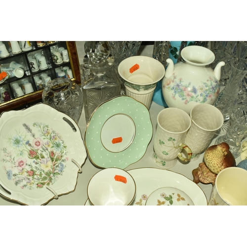 539 - A GROUP OF ASSORTED CERAMICS FROM NAMED MANUFACTURERS to include four Royal Doulton Darjeeling tea c... 