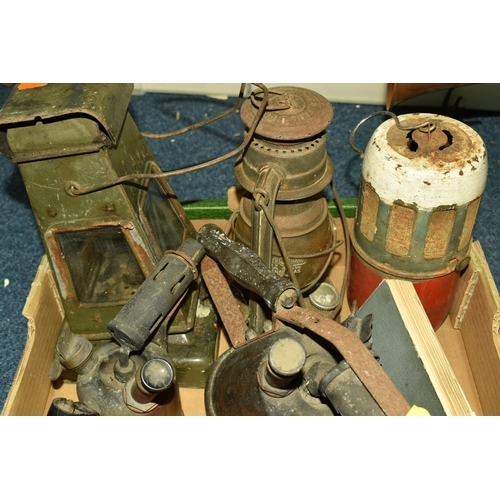 549 - A BOX AND LOOSE OF ORNAMENTS AND MISCELLANEOUS ITEMS, to include a T.G.Green Cornish Ware rolling pi... 