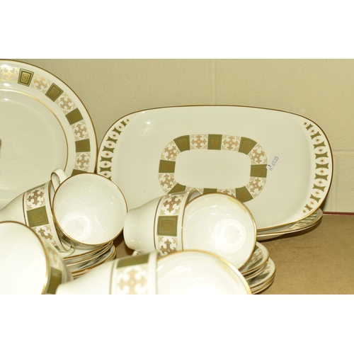 567 - A GROUP OF SPODE 'PERSIA' PATTERN TEAWARE, comprising a teapot, cake plate, two sandwich plates, a d... 