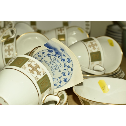 567 - A GROUP OF SPODE 'PERSIA' PATTERN TEAWARE, comprising a teapot, cake plate, two sandwich plates, a d... 