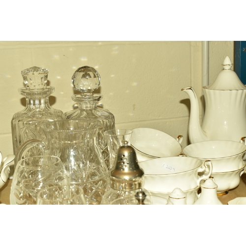 578 - A GROUP OF ROYAL ALBERT 'VAL D'OR' PATTERN TEA AND COFFEE WARE, comprising a coffee pot, six twin ha... 