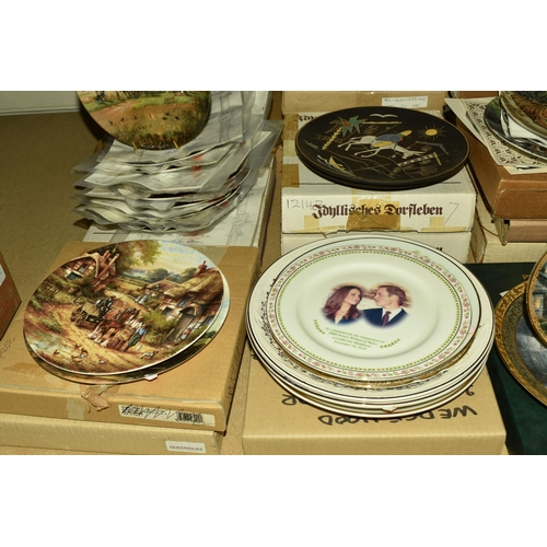 580 - A LARGE QUANTITY OF BOXED COLLECTOR'S PLATES, comprising two boxed Wedgwood Daily Mail calendar plat... 