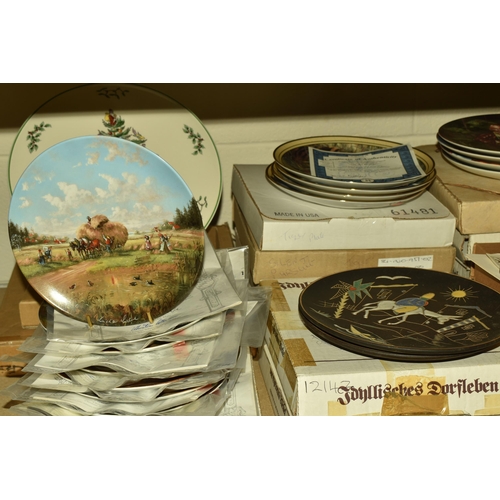 580 - A LARGE QUANTITY OF BOXED COLLECTOR'S PLATES, comprising two boxed Wedgwood Daily Mail calendar plat... 