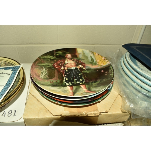 580 - A LARGE QUANTITY OF BOXED COLLECTOR'S PLATES, comprising two boxed Wedgwood Daily Mail calendar plat... 