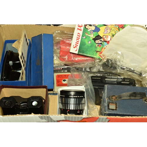 582 - TWO BOXES AND LOOSE AUDIO EQUIPMENT AND VIEWMASTERS, to include a boxed 1980's Videomaster electroni... 