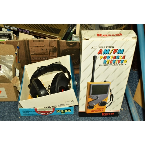 582 - TWO BOXES AND LOOSE AUDIO EQUIPMENT AND VIEWMASTERS, to include a boxed 1980's Videomaster electroni... 