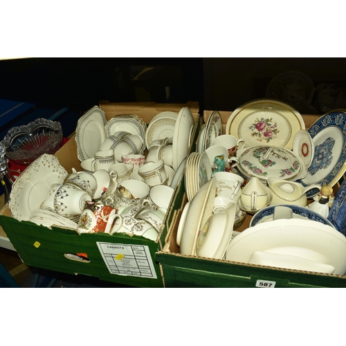 587 - FOUR BOXES AND LOOSE CERAMICS AND GLASS WARE, to include six Midwinter 'Cannes' 15.5cm tea plates, a... 