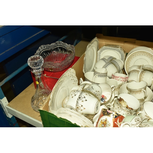 587 - FOUR BOXES AND LOOSE CERAMICS AND GLASS WARE, to include six Midwinter 'Cannes' 15.5cm tea plates, a... 