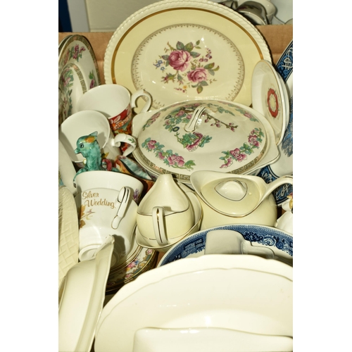 587 - FOUR BOXES AND LOOSE CERAMICS AND GLASS WARE, to include six Midwinter 'Cannes' 15.5cm tea plates, a... 