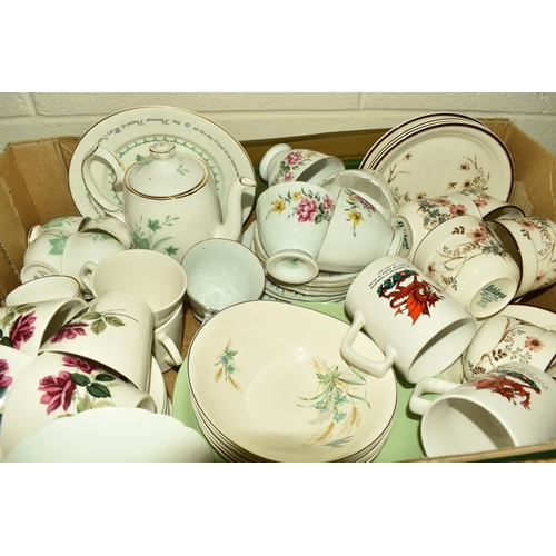 587 - FOUR BOXES AND LOOSE CERAMICS AND GLASS WARE, to include six Midwinter 'Cannes' 15.5cm tea plates, a... 