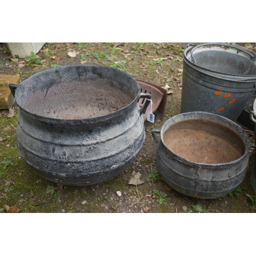 1004 - A SELECTION OF METALWARE, to include two cast iron cooking pots, in two sizes, a galvanised oval buc... 