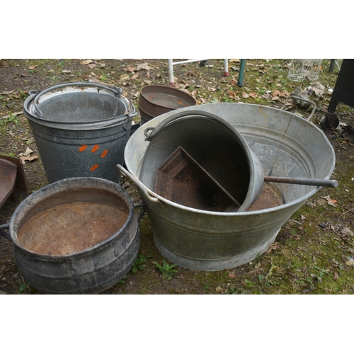 1004 - A SELECTION OF METALWARE, to include two cast iron cooking pots, in two sizes, a galvanised oval buc... 