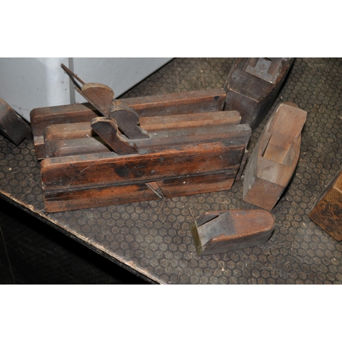 1055 - A TRAY CONTAINING VINTAGE WOODEN PLANES including coffin planes by Sorby and A.Ward etc and moulding... 