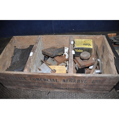 1056 - A TRAY AND A VINTAGE WOODEN TRAY CONTAINING EARLY 20th CENTURY DOOR FURNITURE including brass, coppe... 