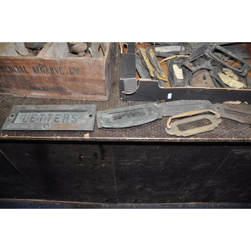 1056 - A TRAY AND A VINTAGE WOODEN TRAY CONTAINING EARLY 20th CENTURY DOOR FURNITURE including brass, coppe... 