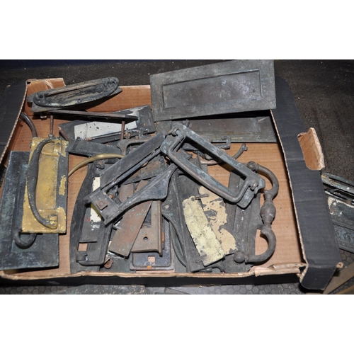 1056 - A TRAY AND A VINTAGE WOODEN TRAY CONTAINING EARLY 20th CENTURY DOOR FURNITURE including brass, coppe... 