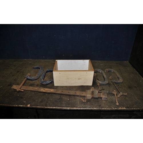 1077 - A TRAY CONTAINING RECORD AND WODEN CLAMPS including two 6, two C65 and a 70cm sash cramps (5)