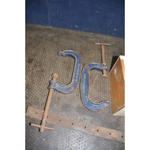 1077 - A TRAY CONTAINING RECORD AND WODEN CLAMPS including two 6, two C65 and a 70cm sash cramps (5)