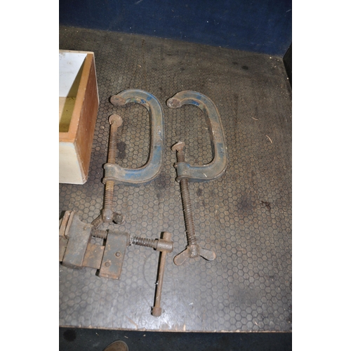 1077 - A TRAY CONTAINING RECORD AND WODEN CLAMPS including two 6, two C65 and a 70cm sash cramps (5)