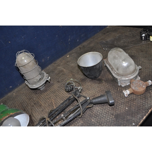 1086 - TWO ARTICULATED WORKSHOP LAMPS AND TWO OUTDOOR LAMPS including a green painted lam with four knuckle... 