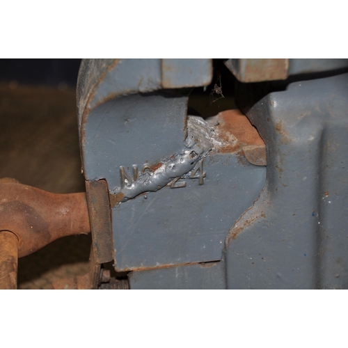 1093 - A REPAIRED RECORD 24 ENGINEERS VICE AND A MACHINE VICE (Condition Report: Record has been welded, ma... 