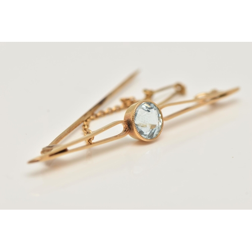 6 - AN EARLY 20TH CENTURY YELLOW GOLD AQUAMARINE BAR BROOCH, set with a circular shape mixed cut aquamar... 