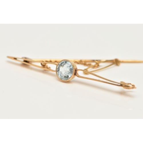 6 - AN EARLY 20TH CENTURY YELLOW GOLD AQUAMARINE BAR BROOCH, set with a circular shape mixed cut aquamar... 