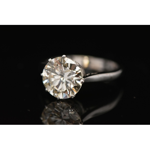 7 - A DIAMOND SINGLE STONE RING, set with a round brilliant cut diamond, within an eight claw setting, t... 